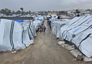Mueren dos palestinos, incluida una niña, en un ataque de Israel contra un campamento de desplazados en Gaza