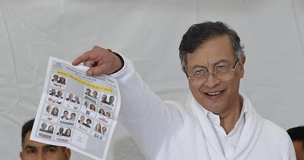 Petro desata la polémica mostrando su voto a Iván Cepeda durante la jornada electoral