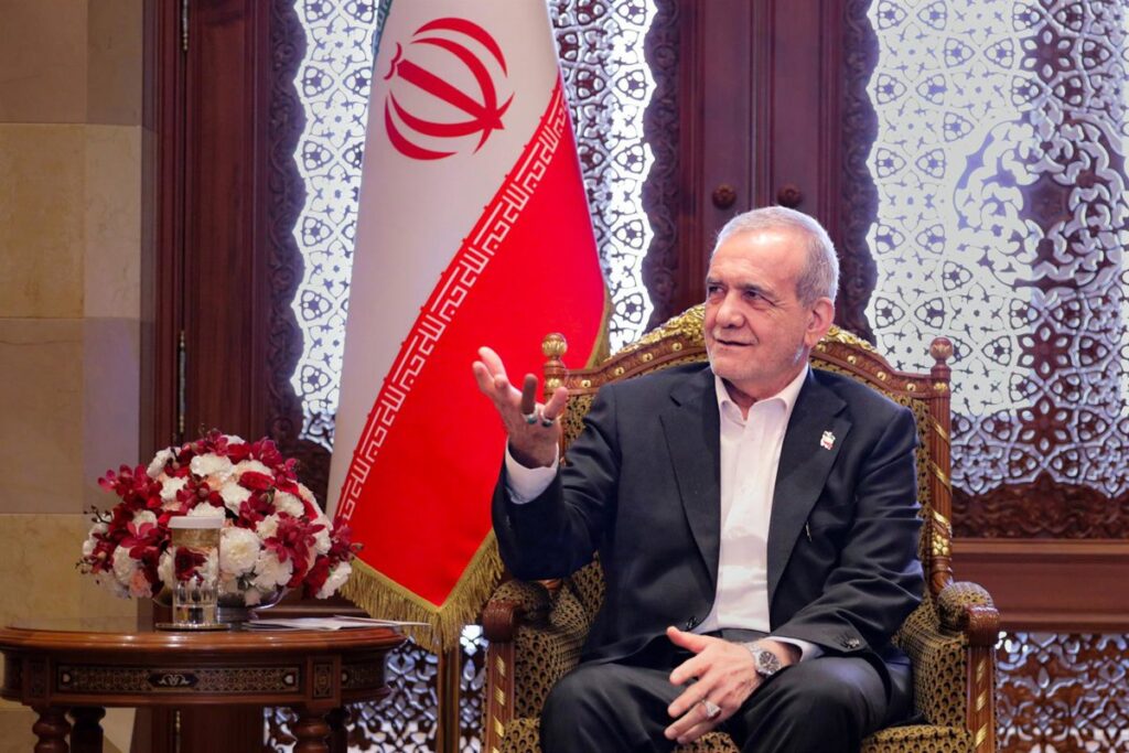 Pezeshkian anuncia que se reunió recientemente con el líder supremo de Irán, Mojtaba Jamenei