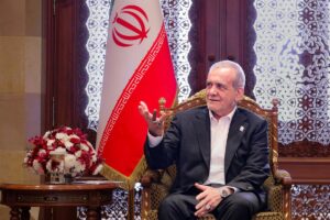 Pezeshkian anuncia que se reunió recientemente con el líder supremo de Irán, Mojtaba Jamenei