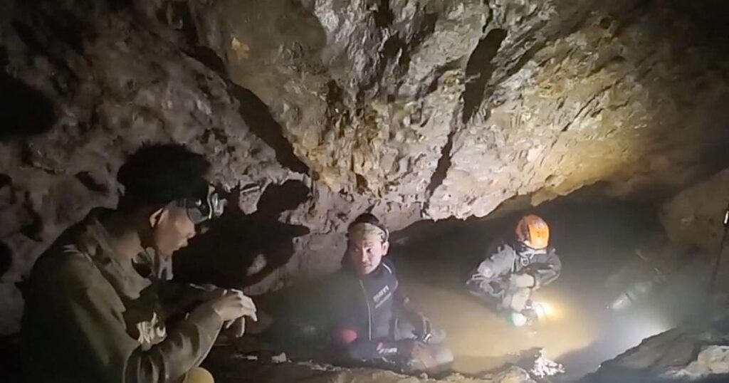 Rescatados con éxito otros cuatro supervivientes de la cueva inundada en Laos