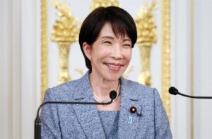 Takaichi confirma que un buque japonés logró cruzar el estrecho de Ormuz y salir del golfo Pérsico