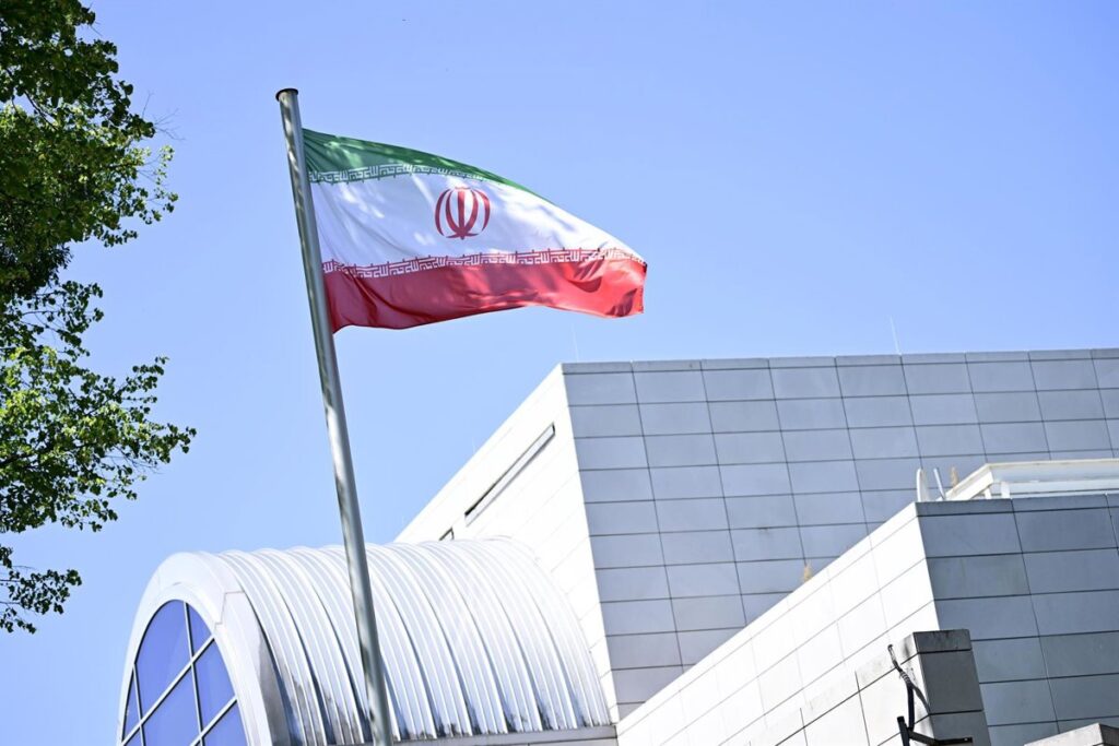 Teherán tacha de "ilegal e injustificada" la decisión de EEUU de sancionar al embajador iraní en Líbano