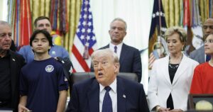 Tras el bandazo en Ormuz, Trump negocia un acuerdo de mínimos con Irán para acabar con la guerra
