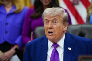 Trump asegura que Cuba "está pidiendo ayuda" a EEUU y adelanta que ambos países "van a hablar"