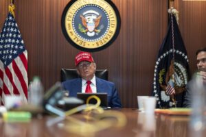 Trump asegura que EEUU está vigilando con sus satélites la situación del uranio enriquecido iraní
