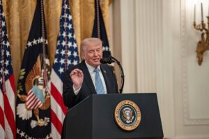 Trump asegura que pondrá fin a la ofensiva y al "efectivo" bloqueo en Ormuz si Irán "acepta cumplir lo acordado"