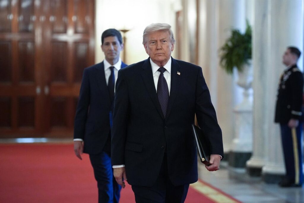 Trump cree que la situación con Irán está "al 50%" entre un acuerdo y nuevos bombardeos de EEUU