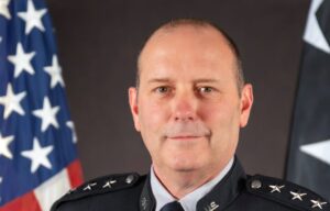 Trump nomina al general Douglas Schiess para comandar la Fuerza Espacial del Ejército de EEUU