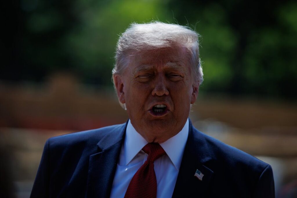 Trump tilda a Irán de "nación derrotada" y advierte que los diálogos con Teherán están "justo en el límite"