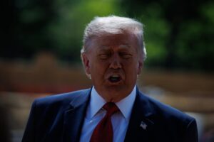 Trump tilda a Irán de "nación derrotada" y advierte que los diálogos con Teherán están "justo en el límite"