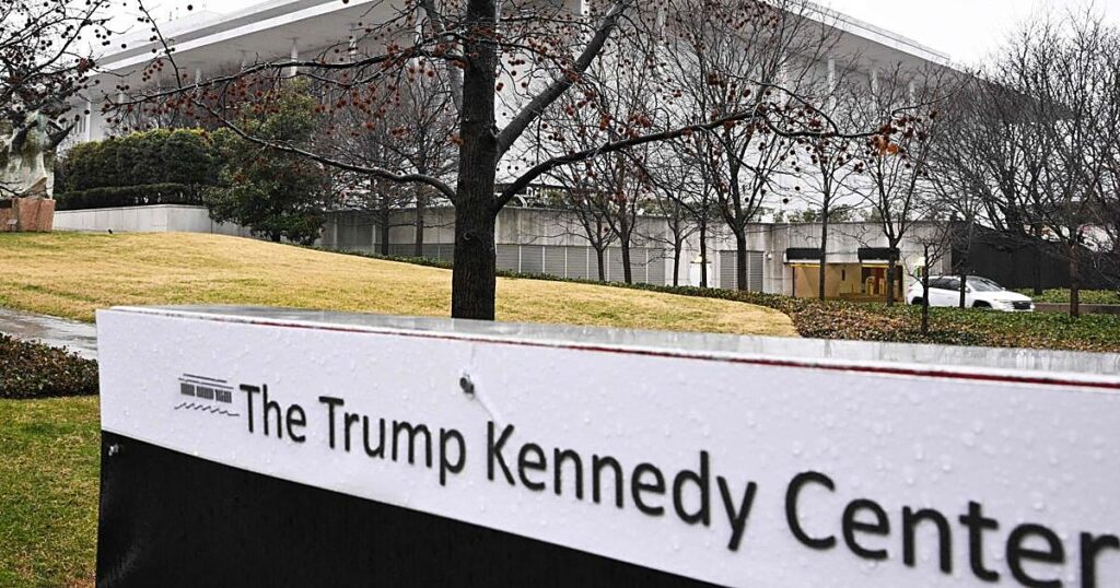Un juez ordena que se elimine el nombre de Trump al Kennedy Center