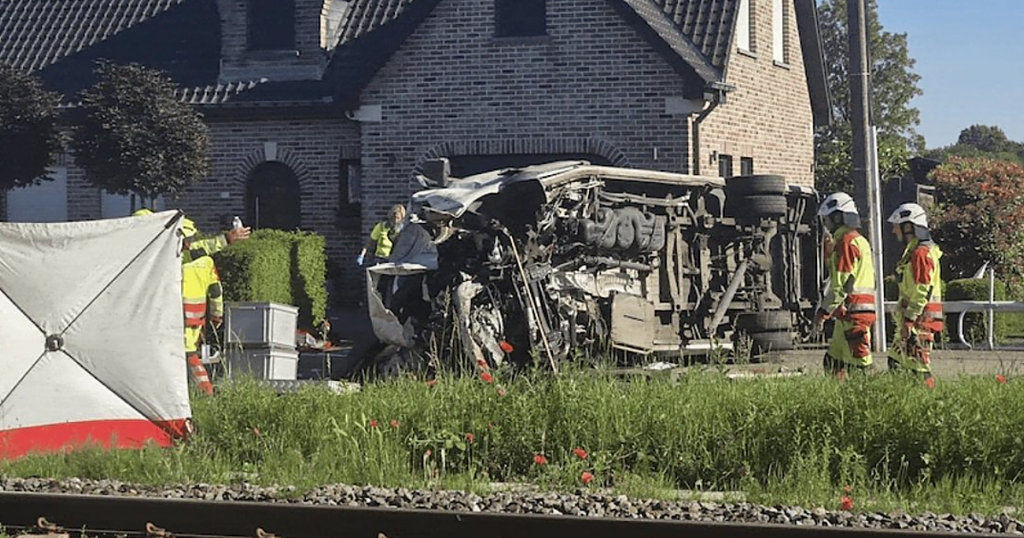 Varios muertos tras embestir un tren a un autobús escolar en Bélgica