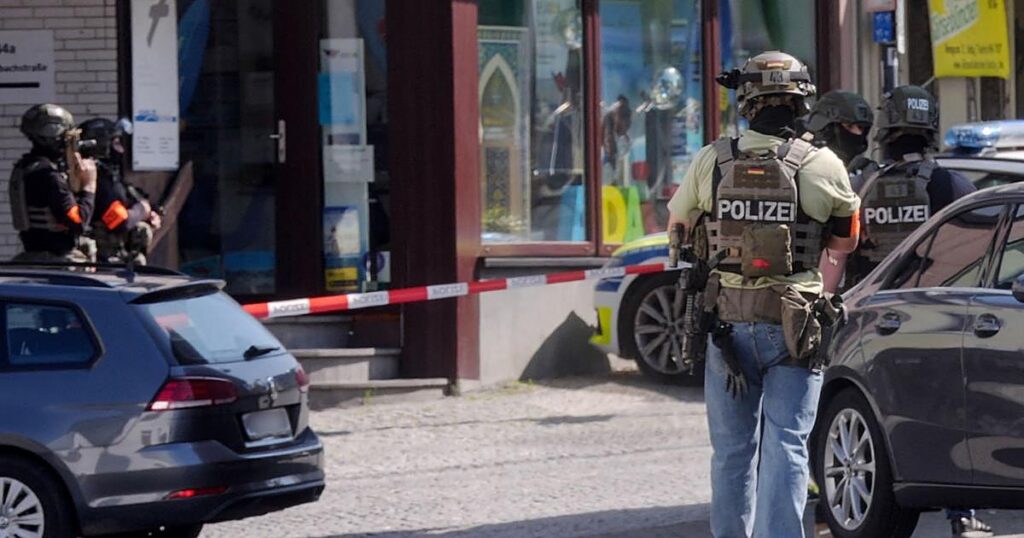 la Policía acordona la sucursal con agentes y helicópteros