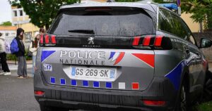 se lanza abrazada a ellos desde un decimotercer piso en Francia