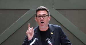 Burnham promete que parte de la actividad del Gobierno se trasladaría a Manchester