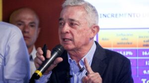 Fiscalía llama a indagatoria a Álvaro Uribe por masacres de El Aro y La Granja ocurridas hace 30 años