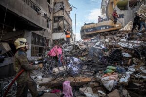 Israel ataca el sur de Beirut y rompe las condiciones del alto el fuego renovado esta semana