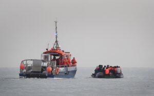 La nueva ley de asilo británica prevé que los migrantes devuelvan más de 10.000 euros tras encontrar trabajo