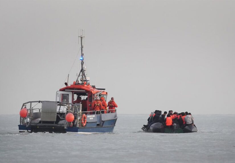 La nueva ley de asilo británica prevé que los migrantes devuelvan más de 10.000 euros tras encontrar trabajo
