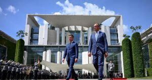 Magyar rompe el rechazo húngaro a Ucrania y se verá la próxima semana con Zelenski