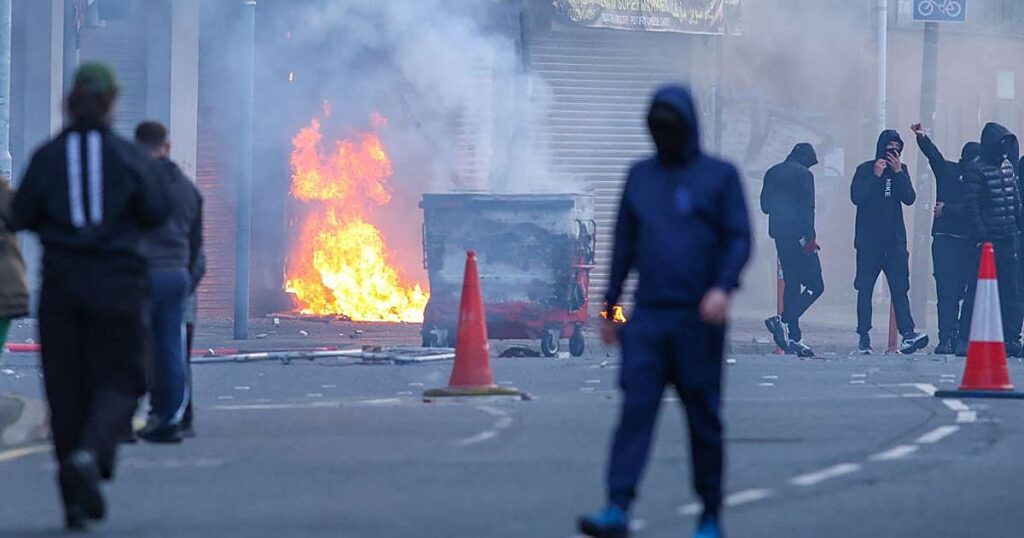 Manifestantes antiinmigración incendian Belfast tras el apuñalamiento de un hombre por un refugiado