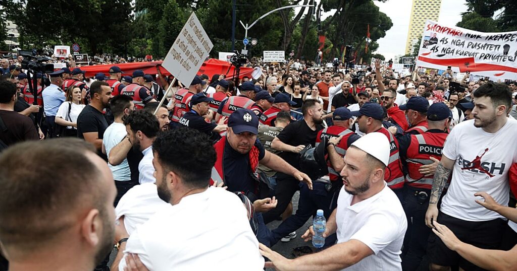 Miles de personas protestan contra un complejo de lujo vinculado al yerno de Trump en Albania