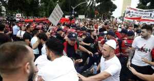 Miles de personas protestan contra un complejo de lujo vinculado al yerno de Trump en Albania