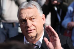 Orbán continuará al frente de su partido Fidesz a pesar de su histórica derrota electoral