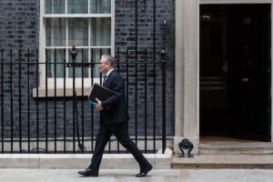 Starmer reflexiona sobre su futuro inmediato en familia y frente al desafecto de sus ministros