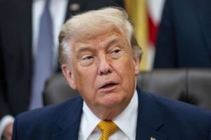 Trump amenaza con suspender "inmediatamente" las negociaciones con Irán si aprueba peajes por el tránsito en Ormuz