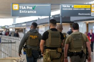 Trump elige a Lance Schroyer para dirigir el polémico ICE