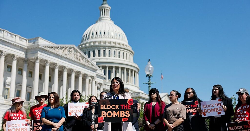 Trump tilda de «antipatriota» la resolución del Congreso que limita sus poderes de guerra contra Irán