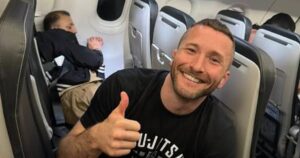 Un exluchador de MMA inmoviliza a un hombre que intentaba abrir la puerta de un avión en pleno vuelo