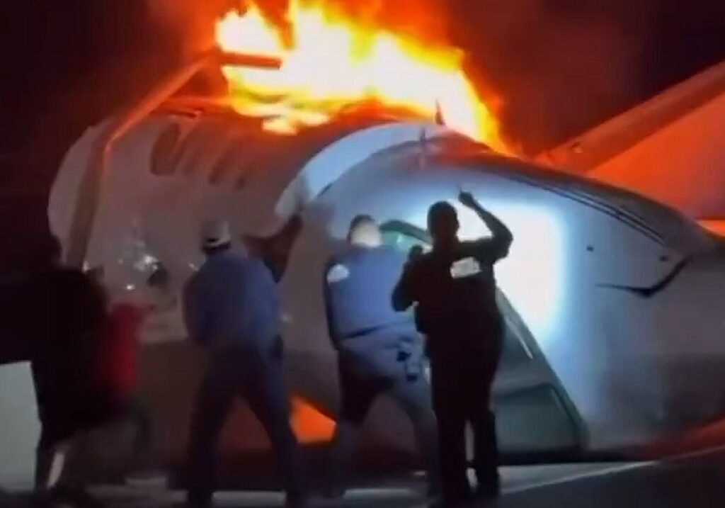 Un muerto tras caer una avioneta en plena autopista en Texas