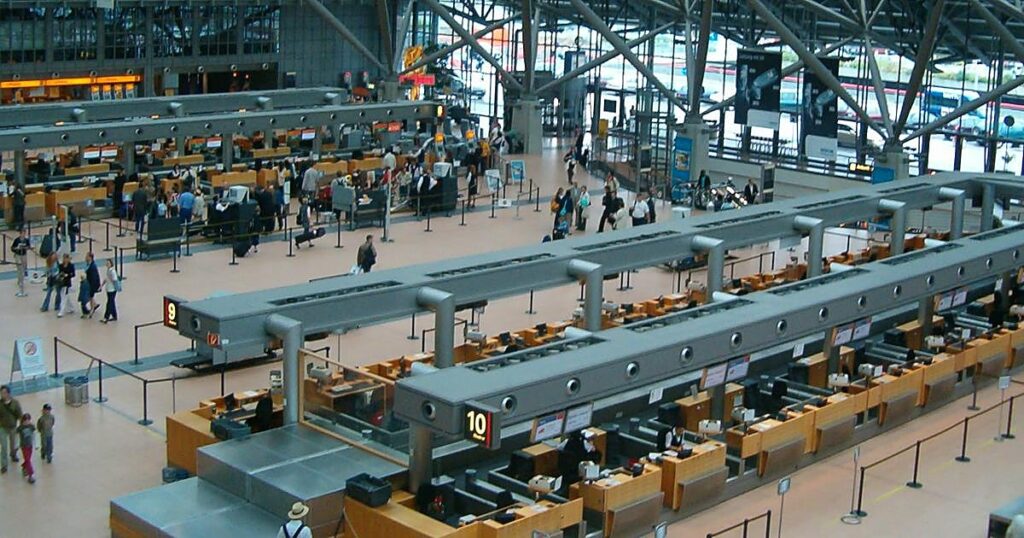 Un pasajero desata la alarma y obliga a desalojar el aeropuerto de Hamburgo tras pulsar un botón de emergencia