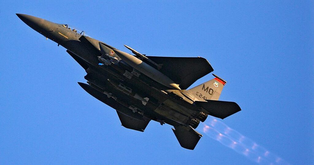 Un piloto del F-15 estadounidense derribado dice que vio un enjambre de drones iraníes con forma de medusa