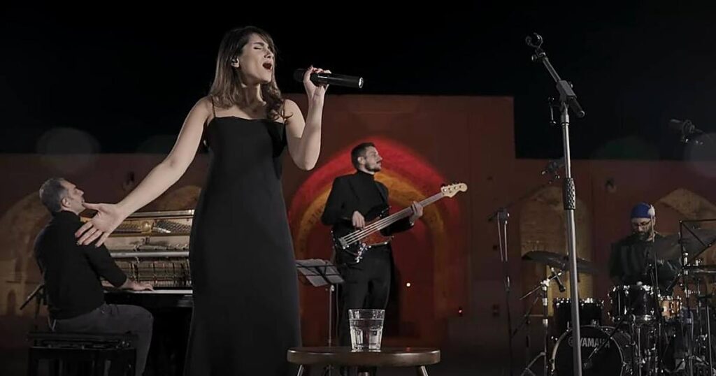 Un tribunal iraní condena a una cantante a 74 latigazos por cantar sin velo en un concierto