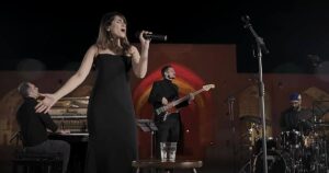 Un tribunal iraní condena a una cantante a 74 latigazos por cantar sin velo en un concierto