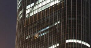 Una avioneta se estrella contra el edificio más alto de Pekín