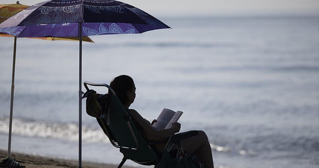 Una playa de Cerdeña prohíbe las sombrillas para personas entre los 10 y los 65 años