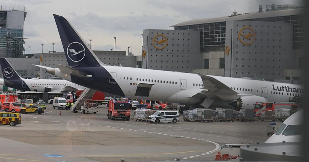 Varios heridos al colapsar el tren de aterrizaje delantero de un avión en el aeropuerto de Fráncfort