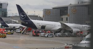 Varios heridos al colapsar el tren de aterrizaje delantero de un avión en el aeropuerto de Fráncfort