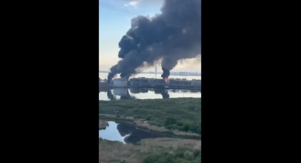 Zelenski reivindica un ataque de Ucrania contra una terminal petrolera en San Petersburgo (Rusia)