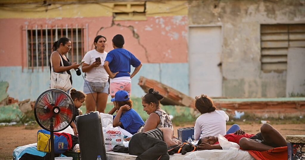 los damnificados del terremoto pasan la segunda noche en la calle