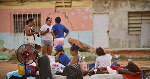los damnificados del terremoto pasan la segunda noche en la calle