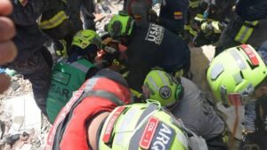 ¡El milagro de Moisés! Sobrevivió cuatro días bajo los escombros en Venezuela y fue rescatado por un equipo colombiano