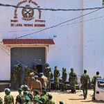 Al menos 23 muertos y un centenar de heridos tras un motín en una prisión de Sri Lanka
