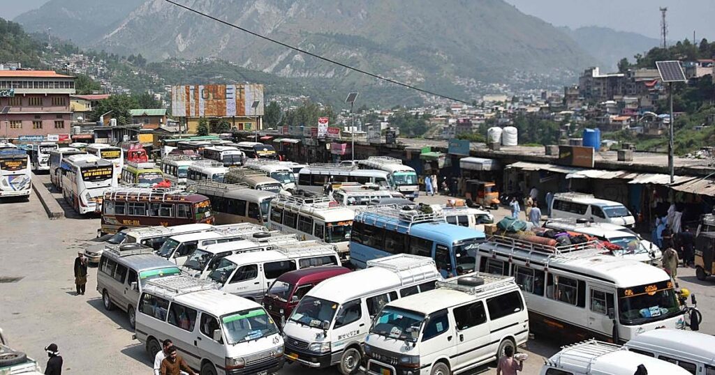 Al menos 40 muertos tras precipitarse un autobús por un barranco en Pakistán