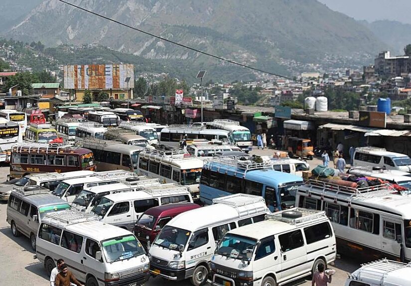 Al menos 40 muertos tras precipitarse un autobús por un barranco en Pakistán